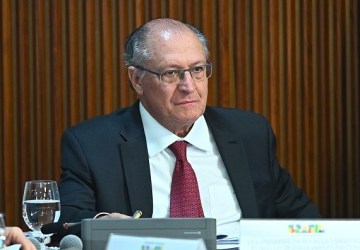 Alckmin diz que tarifaço de Trump é medida 'equivocada' e reação não deve ser 'olho por olho'