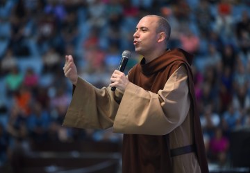 Santo Rosário do Frei Gilson: entenda o sucesso da live e a polêmica com vídeos removidos do canal cristão