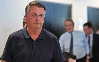 Deputados do PT pedem ao STF que proíba Bolsonaro de sair de Brasília e se aproximar de embaixadas