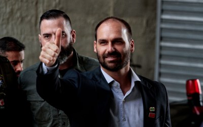 Eduardo Bolsonaro formaliza pedido de afastamento da Câmara