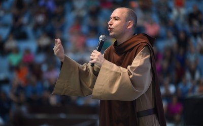 Santo Rosário do Frei Gilson: entenda o sucesso da live e a polêmica com vídeos removidos do canal cristão