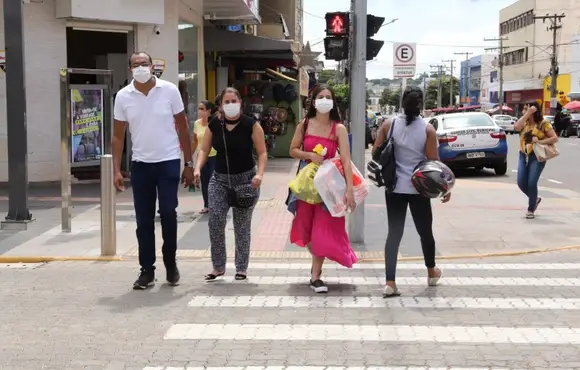 Saúde recomenda volta da máscara e abre leitos para conter surto de gripe na capital
