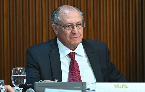 Alckmin diz que tarifaço de Trump é medida 'equivocada' e reação não deve ser 'olho por olho'