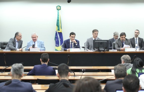 Comissão aprova texto-base do Orçamento de 2025