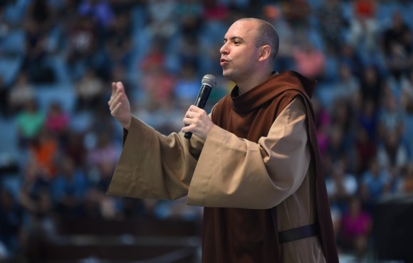 Santo Rosário do Frei Gilson: entenda o sucesso da live e a polêmica com vídeos removidos do canal cristão